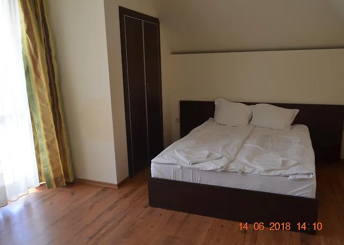 Opal בית הארחה 3*