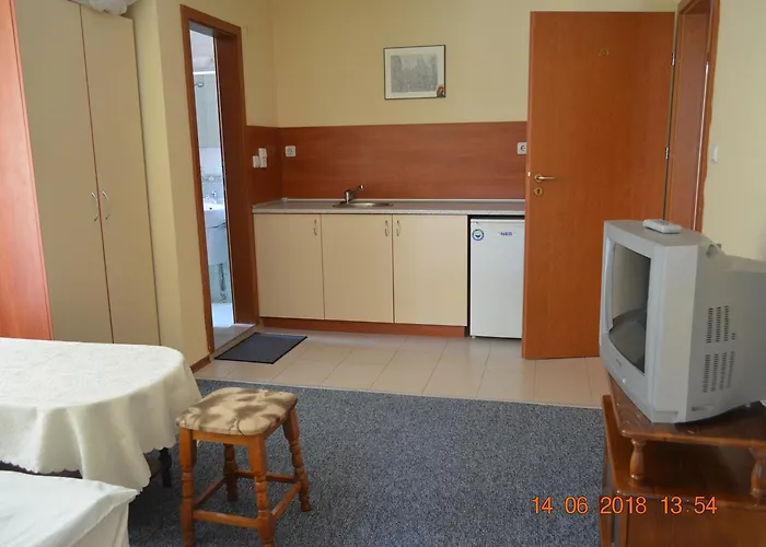 Opal בית הארחה 3*